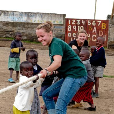 Voluntarias sociales jugando con niños en su voluntariado internacional en Ghana. En su voluntariado con niños en Ghana, dos voluntarias enseñan a los pequeños a trabajar en equipo.